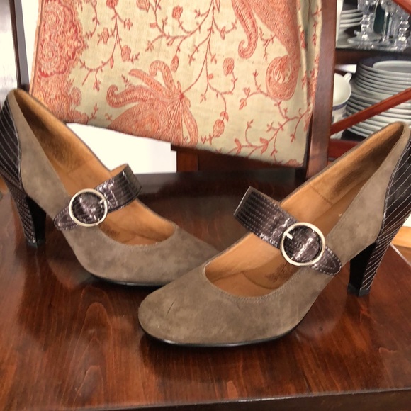 Söfft Suede and Patent Leather Mary Jane style Pumps - Picture 4 of 12